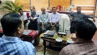 Beberapa pelawak lain yang terlihat adalah Pemimpin PaSKI Deri, Narji, Cici Tegal, dan Jarwo Kwat.