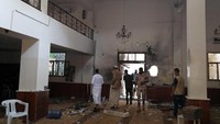 Terlihat lubang menganga di tembok masjid tersebut. Beberapa jemaah terlihat mengecek setiap sudut masjid setelah peristiwa ledakan terjadi.
