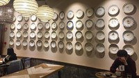 Brut Cake Cafe ini ada di kawasan Yuyuan Rd, Shanghai dan dulunya toko furnitur. Kini ruangannya dihiasi karya desainer Nicole Teng dari Taiwan.  Seperti jajaran piring keramik yang jadi hiasan dinding.Foto: Istimewa