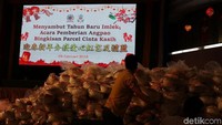 Pemberian paket dan bingkisan untuk merayakan Tahun Baru Imlek diberikan kepada warga sekitar dan masyarakat kurang mampu.