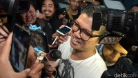 Sebelumnya ia hanya mengatakan Esika hanya teman iseng namun saat ditanya Feni Rose ia pun mengaku bahwa video tersebut cuma settingan.