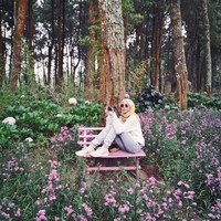 Traveler berhijab juga pernah mengeksplor kawasan Kebun Bunga Coban Talun, Kota Batu, Jawa Timur. Menikmati udara sejuk di sana, ia tampil kasual dengan paduan sweater dan jeans. Foto: Instagram