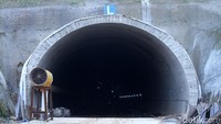 Panjang terowongan yang menembus bukit di ini mencapai 472 meter dan diameter 14 meter.