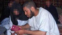 Kotey terlihat memegang paspor Inggris dalam foto yang tidak diketahui tanggal pengambilannya ini. Foto: BuzzfeedNews/TheGuardian