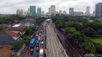 Jalur lalu berbelok melintas di atas Tol JORR lalu masuk ke jalan Rumah Sakit Fatmawati yang berujung di Jalan Sisingamangaraja untuk kemudian diteruskan ke jalur bawah tanah sepanjang Jalan Sudirman hingga Bundaran Hotel Indonesia.