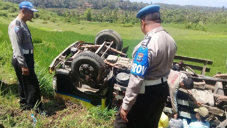 Tak Kuat Nanjak, Truk Muat Pasir Terbalik di Ponorogo Tak Kuat Nanjak, Truk Muat Pasir Terbalik di Ponorogo