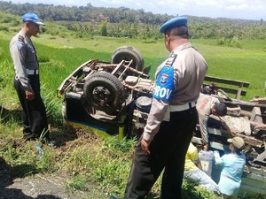 Tak Kuat Nanjak, Truk Muat Pasir Terbalik di Ponorogo