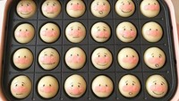 Ini juga shiratama dango. Tapu bedanya, yang ini dipanggang. Duh, paduan warna putih dan merah muda emang selalu bikin gemas! Foto: Instagram @tomomianzai