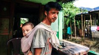 Awalnya, Suku Khasi membangun jembatan dengan bambu. Namun, struktur bambu tidak dapat menahan angin musim. Begitu hujan deras datang, jembatan bambu yang berada di sungai langsung busuk dan patah. (Neelima Vallangi/BBC)