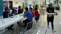 Dalam sehari, atlet diberikan waktu makan sebanyak tiga kali, pagi dimulai pukul 05.00 WIB hingga 10.00 WIB, sementara jam makan siang dipatok dari jam 11.00 hingga 15.00 WIB. Untuk malam hari, para atlet diperbolehkan makan dari pukul 17.00 sampai 22.00 WIB.