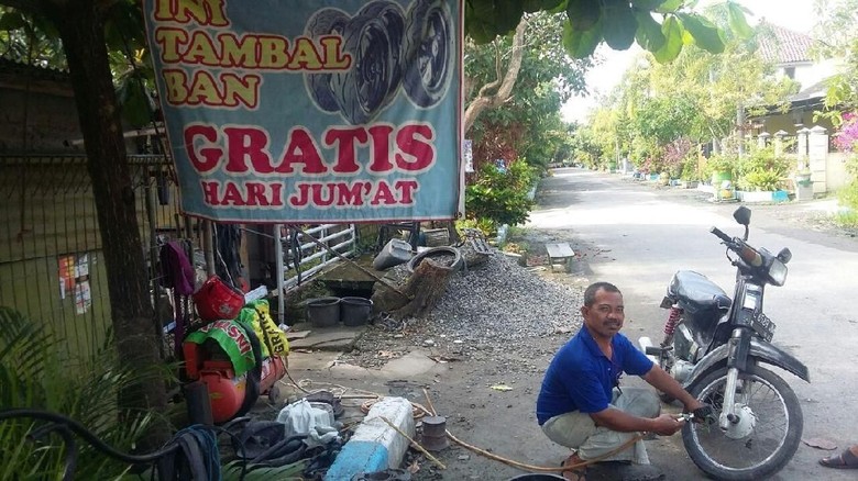 Tukang Tambal Ban Ini Selalu Gratiskan Jasanya Setiap Hari Jumat Tukang Tambal Ban Ini Selalu Gratiskan Jasanya Setiap Hari Jumat
