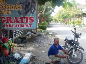 Tukang Tambal Ban Ini Selalu Gratiskan Jasanya Setiap Hari Jumat
