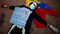 Sosok tengkorak itu adalah perempuan yang memakai kostum. Ada tulisan yang diletakkan di badannya, artinya: pasien ginjal sekarat karena kekurangan obat. Pasien psikiatris memutuskan untuk bunuh diri karena tidak ada obat. Intervensi kemanusiaan, saat ini juga.