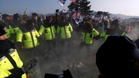 Aksi polisi mengamankan demonstrasi tersebut.