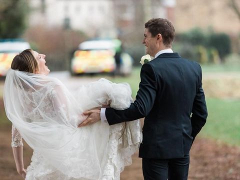 Kocaknya Aksi Polisi Ganggu Pasangan yang Lagi Foto Pernikahan
