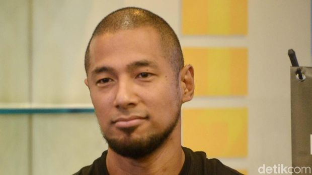 5 Penyanyi Pria yang Sukses Lantunkan Lagu Wanita