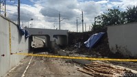 Beton yang ambruk, belum diperbaiki hingga sekarang. Longsoran tanah juga masih menutupi sebagian badan jalan.