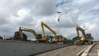 Di lokasi ada tiga unit ekskavator, namun tidak beroperasi.