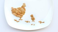 Ibu dan anak ayam terbuat dari cangkang telur. Dan di atasnya ada matahari yang dibuat dari potongan telur rebus. Foto: Hong Yi