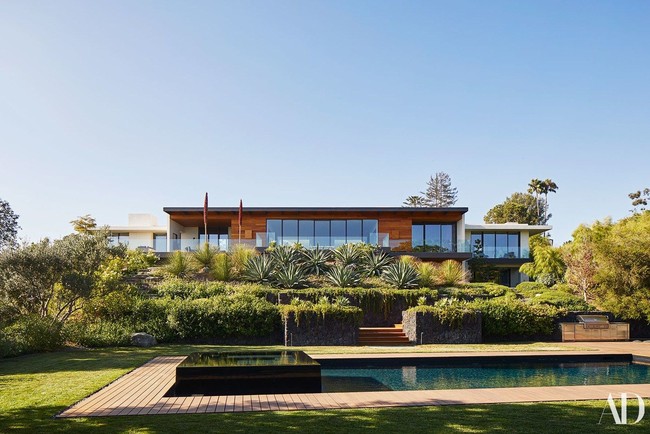 Untuk huniannya, Jen menginginkan sesuatu yang seksi sekaligus nyaman. Semuanya hadir lewat gaya kontemporer yang memadukan estetika minimalis khas Jepang dengan sentuhan vintage khas Amerika. “Seksi itu penting, tapi kenyamanan adalah yang utama,” kata bintang serial komedi Friends itu tentang rumahnya kepada Architectural Digest.