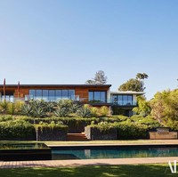 Untuk huniannya, Jen menginginkan sesuatu yang seksi sekaligus nyaman. Semuanya hadir lewat gaya kontemporer yang memadukan estetika minimalis khas Jepang dengan sentuhan vintage khas Amerika. “Seksi itu penting, tapi kenyamanan adalah yang utama,” kata bintang serial komedi Friends itu tentang rumahnya kepada Architectural Digest.