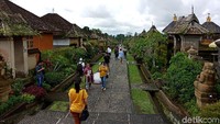 Desa Penglipuran terletak di daerah Bangli sekitar 35 km atau 50 menit perjalanan dari kota Denpasar. Lokasinya tidak jauh dari Kintamani dan Gunung Batur (Ahmad Masaul/detikTravel)