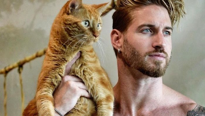 Potret Pria Kekar yang Populer Karena Sering Olahraga Bareng Kucing Imut