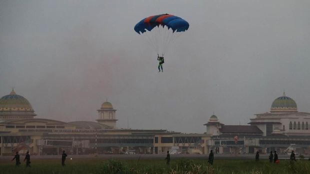 91 Prajurit Paskhas Aksi Terjun Payung di Langit Aceh