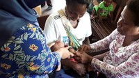 Ada pula anak yang diberikan imunisasi. Foto: Dokumentasi Kemenkes