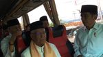 Foto: Saat Jokowi Naik Bus Bareng Ulama di Padang