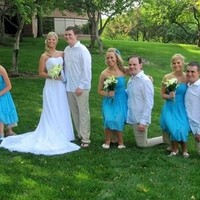 Kedua mempelai ini tubuhnya tidak terlalu tinggi. Mereka pun meminta bridesmaid dan best man untuk turun ke tanah. Foto: Reddit/Imgur