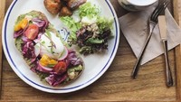 Mau sarapan? Di kafe ini ada toast dengan salad dan poached egg. Tentu saja makin mantap dinikmati dengan kopi hangat. Foto: Istimewa