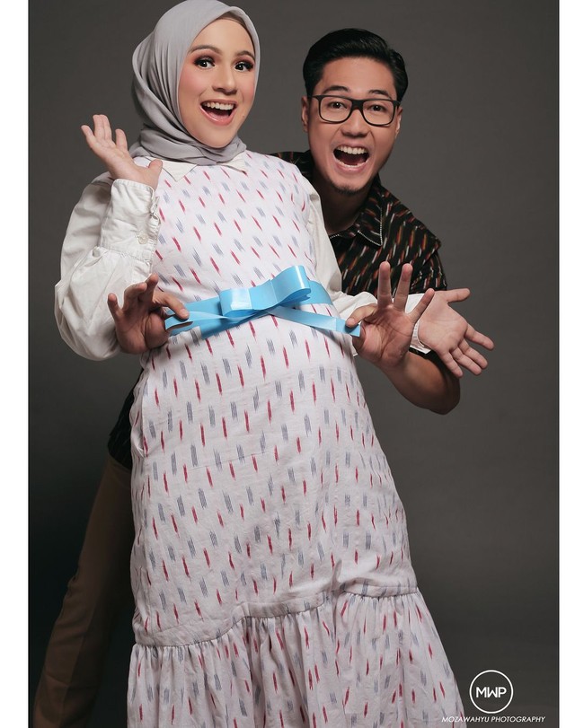 Masih bertema penuh keceriaan, Nycta Gina melingkarkan pita di perut hamilnya seperti sebuah kado. Foto ini diambil oleh Moza Wahyu. Foto: Instagram