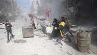 Terlihat warga sipil Douma di Ghouta Timur berlari menyelamatkan diri di tengah puing dan reruntuhan usai gempuran pasukan rezim Assad. Foto ini dijepret pada 7 Februari lalu, dengan situasi Douma kacau dan mencekam. Foto: REUTERS/ Bassam Khabieh