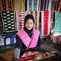 Dhika juga pernah mengunjungi Desa Sukakara, tepatnya Kampung Tenun Asli Lombok. Ia memakai baju lambung dan kain tentung songket. Di sini ia mengeksplor keindahan kain tenun dan rumah adat suku Sasak. Foto: Instagram