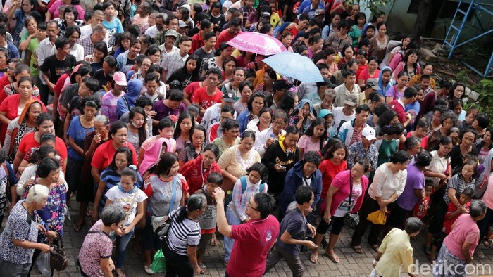 Menyambut tahun baru imlek, Vihara Mahavira Graha Pusat membagikan angpao dan bingkisan cinta kasih kepada ribuan kaum dhuafa se-Jabodetabek.