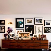 Salah satu sudut rumah yang menampilkan foto-foto kemesraan Jen dan Justin serta koleksi lukisan mereka. Foto: Dok. Architectural Digest