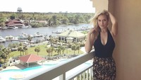 Di sela kegiatannya bermain golf, Paige juga tidak lupa memanjakan diri lewat liburan. Ini fotonya saat berada di sebuah balkon di South Carolina (@_paige.renee/Instagram)