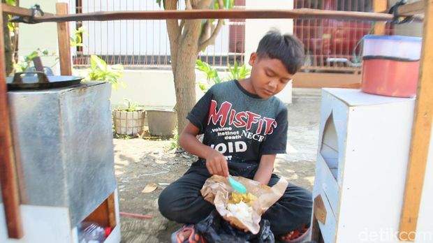 Tak Lagi Sekolah, Anak 13 Tahun di Brebes Ini Jualan Bakso Keliling