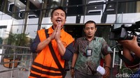 Nyono buru-buru meninggalkan KPK tanpa banyak ucap.