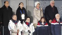 Kim Yo Jong berdiri di tempat khusus untuk para pemimpin dunia. Presiden Korea Selatan, Moon Jae-in berada di depan Kim Yo Jong.