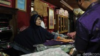 Sang pemilik toko yang bernama asli Aina Almardhiah. Ia mengaku telah berjualan dari tahun 1985 hingga sekarang (Randy/detikTravel)