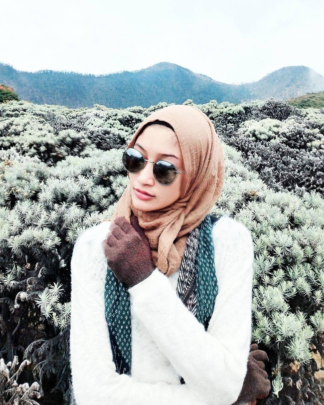 Traveler berhijab yang juga berprofesi sebagai model ini ternyata suka mendaki gunung. Gunung Papandayan jadi salah satu gunung yang pernah ia daki. kawasan Tegal Alon tempatnya berfoto ini dipenuhi dengan bunga edelweis. Foto: Instagram