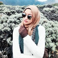 Traveler berhijab yang juga berprofesi sebagai model ini ternyata suka mendaki gunung. Gunung Papandayan jadi salah satu gunung yang pernah ia daki. kawasan Tegal Alon tempatnya berfoto ini dipenuhi dengan bunga edelweis. Foto: Instagram