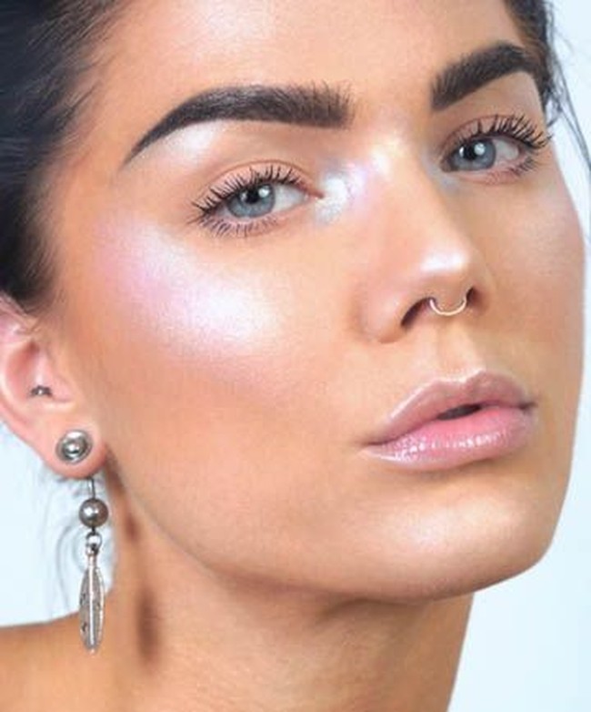 Strobing, istilah slang yang digunakan untuk menyebut highlighter. Biasanya strobing digunakan untuk menyebut highlighter yang disapukan di tulang pipi dan tulang hidung. Foto: Istimewa