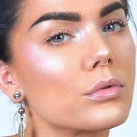 Strobing, istilah slang yang digunakan untuk menyebut highlighter. Biasanya strobing digunakan untuk menyebut highlighter yang disapukan di tulang pipi dan tulang hidung. Foto: Istimewa