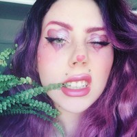 Tidak sedikit netizen yang ngeri dengan aksi nekat Amethyst Rose. Tapi ia menjelaskan, bahwa ini bukan pertamakalinya dirinya membuat tato sendiri. Beberapa tato di tubuhnya juga merupakan hasil kreasinya. Foto: Instagram