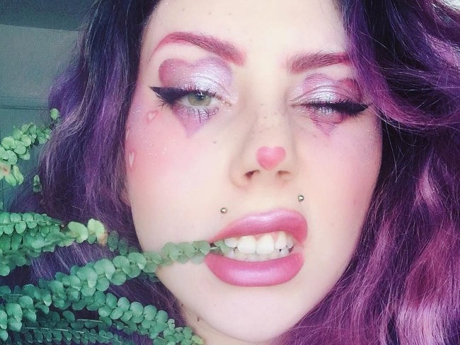 Tidak sedikit netizen yang ngeri dengan aksi nekat Amethyst Rose. Tapi ia menjelaskan, bahwa ini bukan pertamakalinya dirinya membuat tato sendiri. Beberapa tato di tubuhnya juga merupakan hasil kreasinya. Foto: Instagram