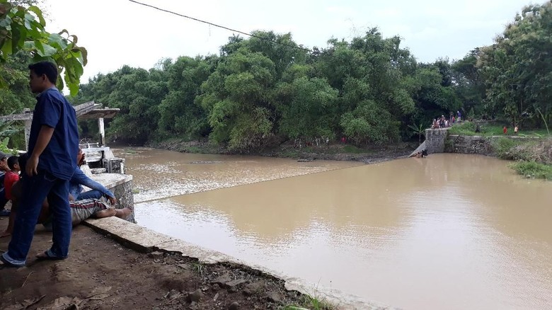 Wanita Yang Terjun di Sungai Bengawan Madiun Ditemukan Tewas Wanita Yang Terjun di Sungai Bengawan Madiun Ditemukan Tewas