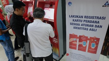 “Sejak awal sosialisasi program registrasi prabayar, Telkomsel telah menyiapkan sistem yang memadai agar pelanggan dapat nyaman melakukan proses registrasi data pelanggan. Kami juga telah menyiagakan lini pelayanan pelanggan untuk melayani pelanggan yang membutuhkan informasi maupun pendampingan dalam melakukan registrasi data pelanggan,” ungkap Ririn. (Foto: Dok. Telkomsel)